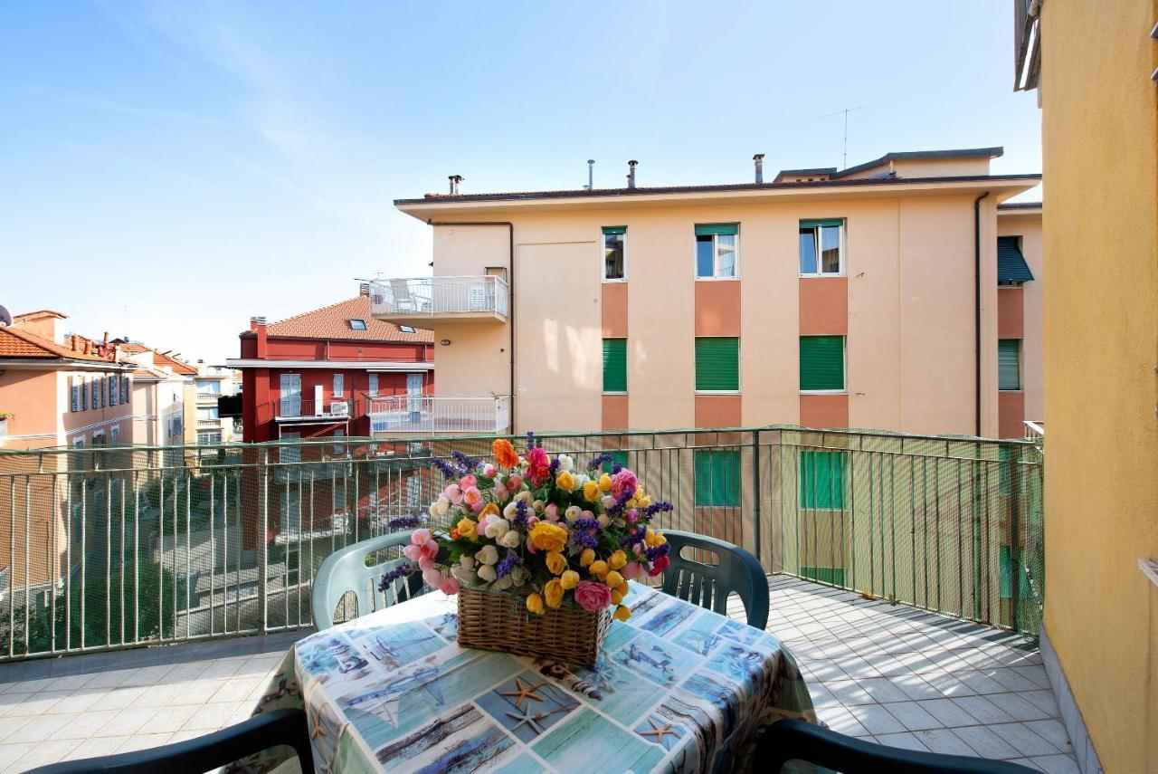 Trilocale Mazzini Con 2 Balconi Apartment Varazze Luaran gambar