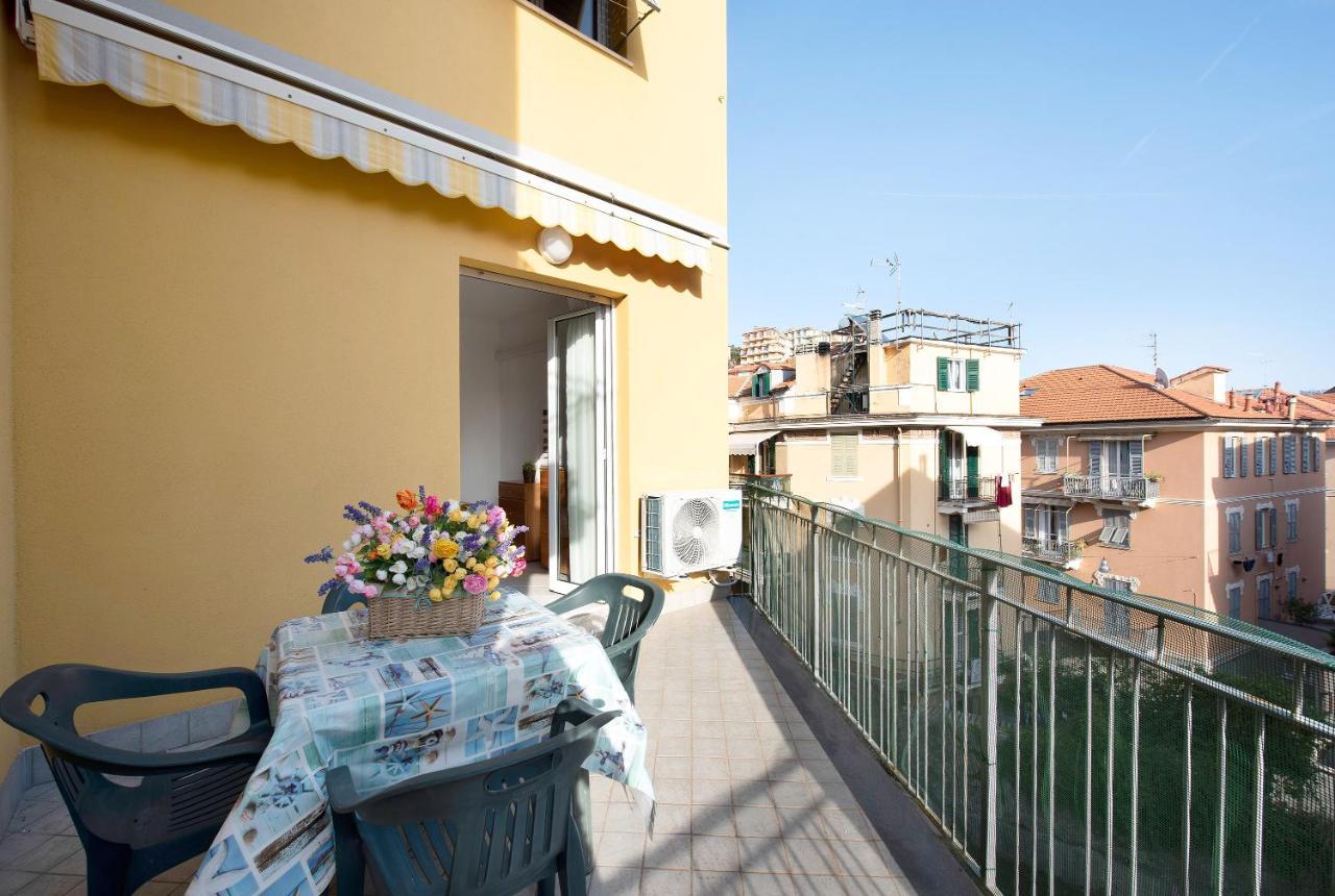 Trilocale Mazzini Con 2 Balconi Apartment Varazze Luaran gambar